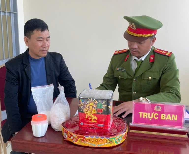 Công an đặc khu Cát Hải: Vận động nhân dân giao nộp 14,5 kg pháo nổ và 02 khẩu súng